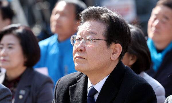 더불어민주당 이재명 대표가 18일 서울시청 인근에서 열린 강제동원 해법 및 한일정상회담을 규탄하는 3차 범국민대회에 참석하고 있다. 연합뉴스