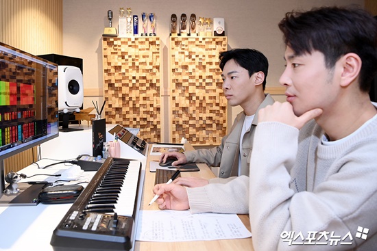 It turned out that Coma (Kim Kyeong-beom, Kim Ji-hwan), who boasted an unrivaled presence with Mr Trot2 The Master, shared his vision for growth as a good influence music production team.Coma recently interviewed at the studio in Yangjae-dong, Seocho-gu, Seoul. Coma talked about his impressions, process, and plans for the future with TV Master Mr Trot2 The Master.Mr Trot Season 1 Final Mission Song Young-taks Chin Iya and Miss Mr. Trot2 Final Mission Song Yang Ji-euns Do not Cross the River I know that I have a relationship with Trot and Mr Trot series.In addition to this, Kim Ho-jungs Thank you, Song Gains Cain Ear and Moon of Seoul have produced numerous hit songs and are firmly established as a talented music production team.The two joined the Mr Trot2 The Master and contributed greatly to the musical richness of the program.They have to agree with each other in a way that presses one heart, and they have improved the quality of Mr Trot2 examination through more careful and delicate evaluation and analysis.It was nice to see the stage directly at the contest scene, to check the performance of the participants and to watch the live performance. Coma also said, Miss Mr.Just as I grew up with Trot and Mr Trot series, I came to the participants with the hope that I could develop through Mr Trot2. (Kim Kyeong-beom)Ahn Sung-hoon, who won the final title with Mr Trot2 Jin, as well as Park Seo-jin, who was reborn as a talented trot singer from The God of Janggu, found that many participants who worked with Coma threw Mr Trot2 It is said that they tried to maintain proper distance between each other as they faced with the Master.Park Seo-jin is close enough to be one of the three fingers personally. But it turns out that Coma knew that he was joining The Master, but he did not tell me separately.I was surprised to find out at The Master preliminaries. Besides Park Seo-jin, I didnt communicate with any of my usual close participants, such as texts or phone calls. It was both burdensome and caring. Thank you. (Kim Ji-hwan)The two masters who were immersed in the examination of Mr Trot2 with the exception of personal friendship gave the audience both impression and fun.It was enough to convince viewers as well as the participants that the two people were negotiating to press a single heart, and judging from the vocal technique to the detailed analysis such as emotion.I thought that viewers could relate to it only when the screening was done correctly. In that sense, I had to have a sense of duty and responsibility. Thankfully, the two of us are often caught on the air, and I think more people recognize us than before.Before Mr Trot2 appeared, Who are you two? I am proud to see people who are happy to see I see Coma.  (Kim Kyeong-beom)I think it was because of Mr Trot2. It was a program with a high audience rating, so many people around my parents saw it.I have not been able to get home well because I have been composing, but I think this show has been a real filial piety to my parents. (Kim Ji-hwan)As you can see, there is a production team called Play Sound for those who build public awareness and influence with Coma.Koo Hee-sang of Young-taks Why Did You Get Out of There and Wang Kkot Seon-nyeo (Jin-sil), who worked on the arrangement of Jin-ya, are showing synergy with the play sound.I know that Coma is a unit of play sound. Now that I know with my brother, I am actively working as a coma, but I want to grow up with other team members in the future.It turns out I appreciate your interest in Coma, but I want to be noticed as a team called PlaySound. - Kim Ji-hwanUltimately, I want to grow into a good and influential team. I think that it is becoming more and more a production team that makes it possible to move peoples minds beyond words and actions beyond musical influence.I am so grateful and happy to be able to grow into a team that can be loved and appreciated by so many people. Kim Kyeong-beomThe two have solidified their position as a music production team specializing in audition program screening through Mr Trot2. It is expected that there will be an opportunity to check their skills and talks through various genres of music programs in the future.I think I will be able to show you a more upgraded version if you just call me. Mr Trot2 I was very nervous at the beginning, but when I was judging the final stage,In the meantime, I was able to grow a little bit because the atmosphere was different and the location was different every time I examined in Hello Trot and Trots Nation. I will show you a good picture in various programs with the color of Coma. (Kim Ji-hwan)