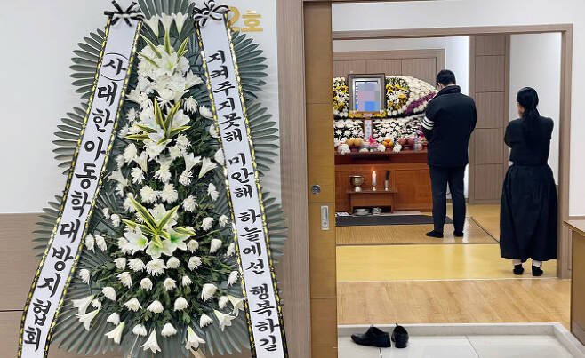 지난달 11일 오후 인천 한 장례식장에서 학대로 숨진 초등학교 5학년생 B(12)군의 발인을 앞두고 친엄마가 아들과 마지막 인사를 하고 있다. (사진=연합뉴스)