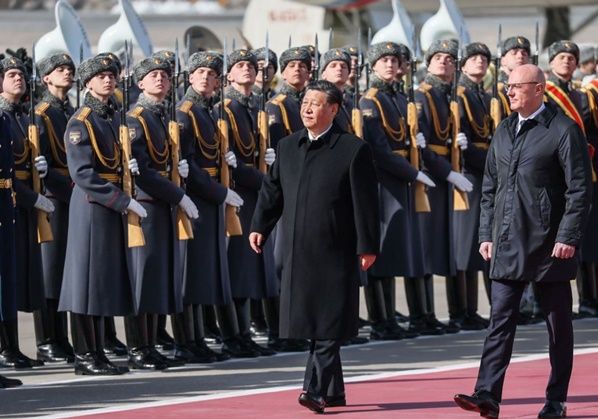 20일 러시아를 국빈 방문하기 위해 모스크바에 도착한 시진핑 중국 국가주석이 공항도착행사에서 의장대를 사열하고 있다. ⓒ 타스 연합뉴스