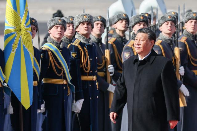 시진핑 중국 국가주석이 20일 러시아 수도 모스크바에서 열린 환영식에서 의장대를 사열하고 있다. 모스크바=타스 연합뉴스