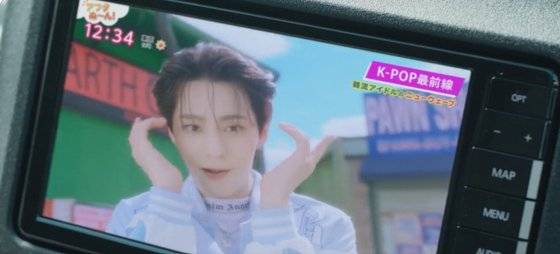 그룹 ‘원어스’ 뮤직비디오의 한 장면. 사진 유튜브 화면 캡처