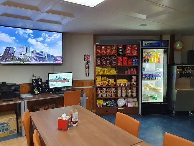 간식이 가득 채워진 진열장과 냉장고