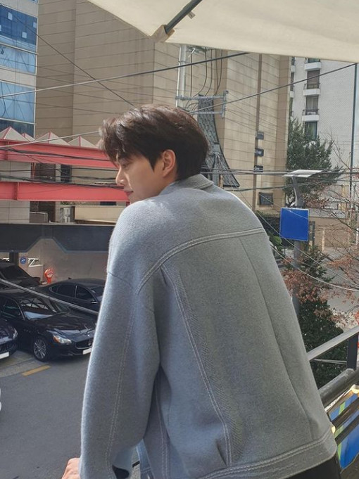 Actor Song Kang showed off his handsome looks.On the 20th, Song Kang posted two photos with Haha.Song Kang in the open photo is having a happy time on the cafe terrace in the spring sunshine. Song Kang posing shows a lovely eye with a good-looking visual.It catches the eye with the visual of boyfriend maker.In the following photo, Song Kang shows off his back and boasts a wide shoulder. Netizens responded in various ways such as It looks like a real spring, It is handsome, Congratulations on the 6th anniversary of his debut and It is fresh and wonderful.On the other hand, Song Kang meets the public with Netflix Sweet Home season 2, and Kim Yoo-jung is expected to be offered a new drama My Demon.My Demon is a drama about a heterosexual cohabitation romance between Do Do-hee, a chaebol heiress who has enemies everywhere, and Demon Salvation, who lost her ability overnight.Song Kang is the main character Jung Woo-won and Kim Yoo-jung is going to break down romance with Dodo Hee.Photography by Song Kang