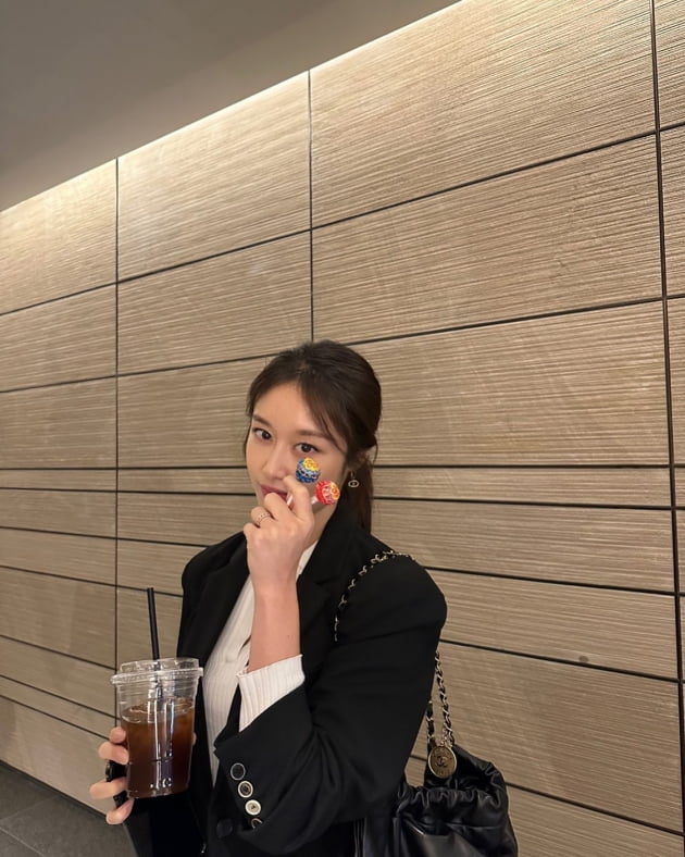 Ji-yeon, a member of the girl group T-ara, told her recent news.Ji-yeon posted a picture with a lollipop emoji on the 21st. The photo shows Ji-yeon.Ji-yeon completes the styling in black and white, with an iced Americano in his right hand and two lollipops in another; Ji-yeons pose, which seems to boast candy, catches the eye.Ji-yeon married baseball player Hwang Jae-gyun last year.