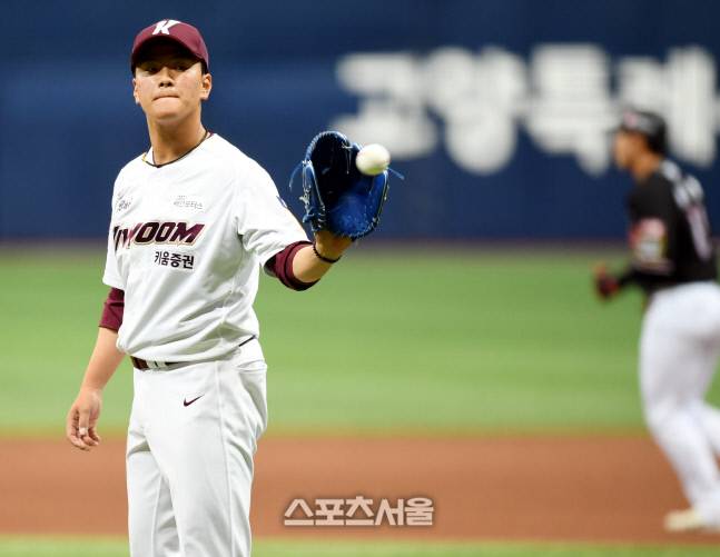 키움 투수 김건희가 14일 고척스카이돔에서 열린 KBO리그 시범경기 KT와 경기 6회초 1사만루 상대 박경수에 볼넷을 허용한 후 아쉬워하고 있다. 고척 | 최승섭기자 thunder@sportsseoul.com