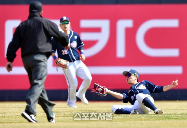 두산 중견수 정수빈이 21일 수원KT위즈파크에서 열린 2023KBO리그 시범경기 KT위즈와 두산베어스의 경기 4회말 KT 강현우의 안타성 타구를 슬라이딩캐치해내고 있다. 수원 | 강영조기자 kanjo@sportsseoul.com