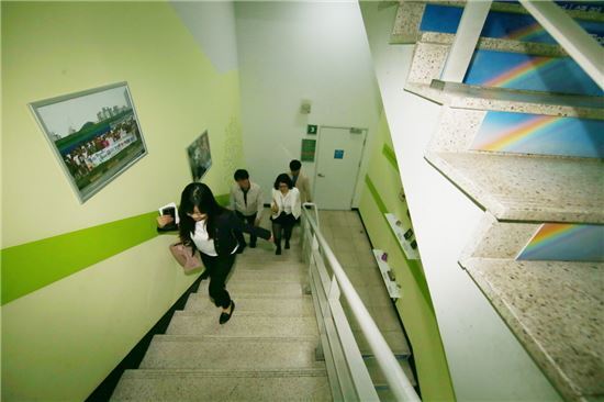 엘리베이터 대신 계단을 이용하는 시민들 [아시아경제DB]
