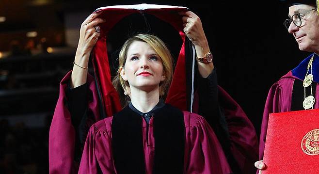 지난해 미국 노스이스턴 대학교 졸업식에서 명예 학위를 받은 타라 웨스트오버. 그는 이날 축사에서 그늘진 가족사를 페이스북에 올리길 꺼려왔던 과거를 털어놓으며 “인스타그램에 담을 수 없는 자아가 해내는 성취가 여러분의 생에 의미를 지닐 것”이라고 했다.