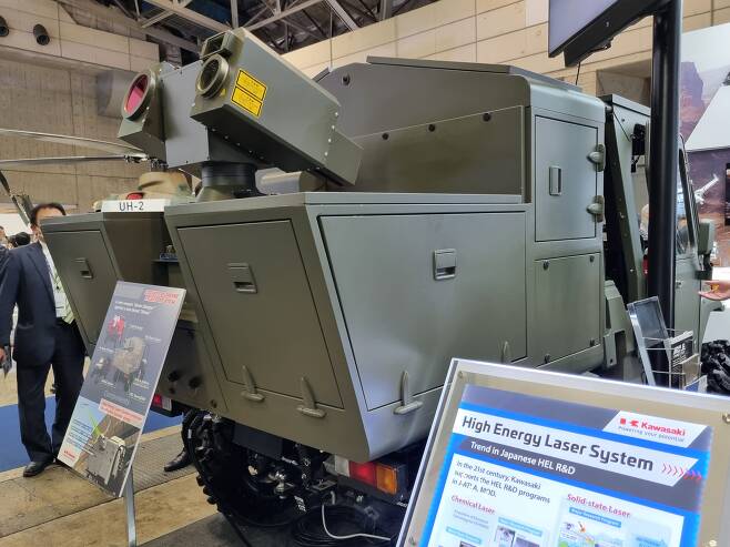 일본 2023 DSEI 방산전시회에서 가와사키 중공업이 공개한 고에너지 레이저무기. 소형 차량에 탑재해 기동성이 뛰어나고 소형 드론을 격추할 수 있는 위력을 갖췄다. /유용원 군사전문기자