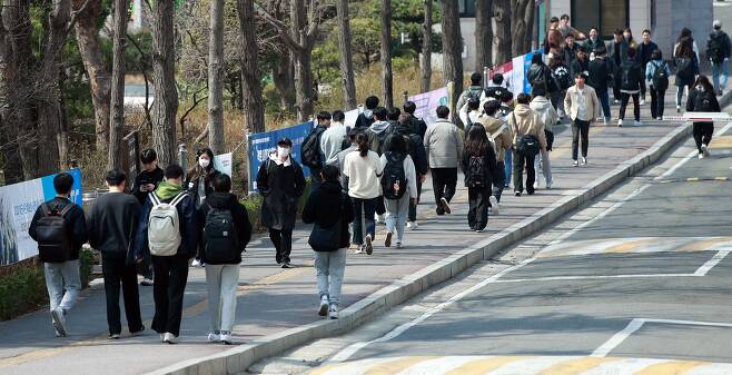 20일 서울시내 대학교에서 학생들이 이동하고 있다. 이날 통계청 국가통계포털(KOSIS)에 따르면 지난 2월 비경제활동인구 중에 구직 활동이나 취업 준비를 하지 않고 활동 상태를 '쉬었음'이라고 답한 15~29세 청년층은 49만7000명으로 나타나 역대 최대치를 기록했다. /뉴스1
