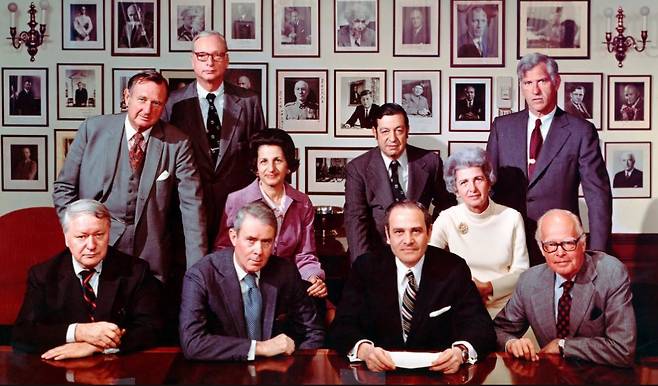 1976년 NYT 이사회에 참석한 이사들이 한데 모여 찍은 사진. 앞줄 맨 왼쪽부터 제임스 레스턴, 사이러스 밴스 전 국무장관, 펀치 설즈버거 등이다.