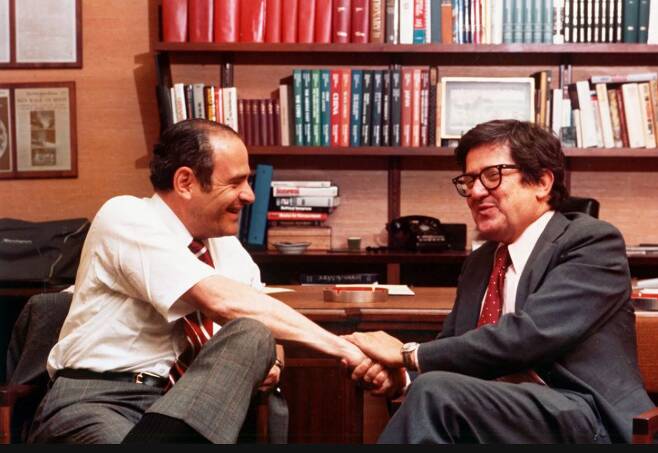1971년 펜타곤페이퍼 특종 보도 무렵 펀치 설즈버거(왼쪽) 발행인 겸 사장과 A.M. 로젠탈 당시 뉴욕타임스 편집국장이 서로 손잡고 웃고 있다.