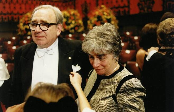 1993년 노벨경제학상을 받은 직후 로버트 포겔(왼쪽)과 그의 부인이 감격해 하고 있다. 노벨재단