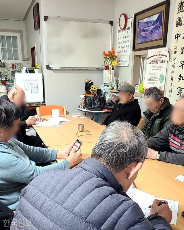 충북 충주에 거주하는 고령자들이 본보의 고령고객 소비생활 관련 설문조사에 참여하고 있는 모습. 충주=윤현종 기자