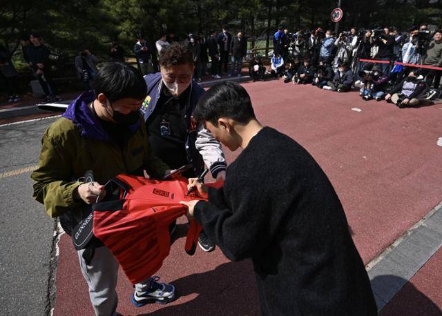 20일 경기 파주시 국가대표 트레이닝 센터(NFC)에서 황인범이 팬 이벤트에 응하고 있다. 파주=최주연 기자