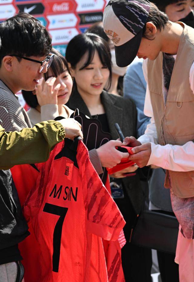 20일 경기 파주시 국가대표 트레이닝 센터(NFC)에서 조규성이 손흥민 선수 유니폼에 사인을 하고 있다. 파주=최주연 기자