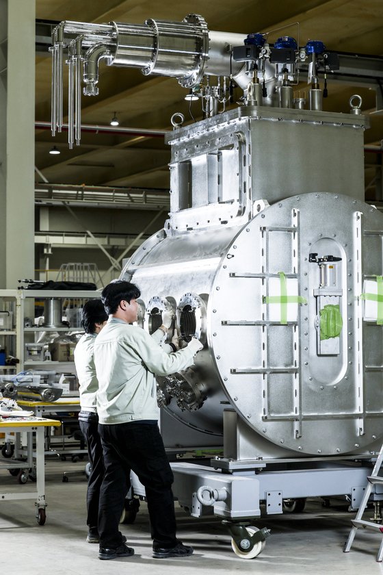 한국형 중이온가속기 라온의 고에너지 구간에 들어갈 진공 장비 크라이오 모듈을 검사하는 이 회사 직원들의 모습. 김경록 기자