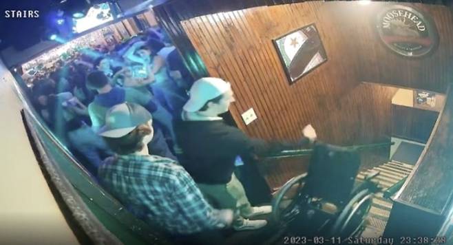 미국 머시허스트대 아이스하키팀 선수인 카슨 브리어가 한 술집에서 장애인 휠체어를 계단 아래로 밀어 버리는 영상이 공개돼 비난을 사고 있다. 사진 트위터 캡처