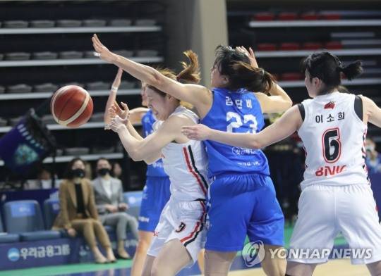 (아산=연합뉴스) 21일 충남 아산 이순신체육관에서 열린 여자농구 챔피언 결정전 2차전 우리은행과 BNK의 경기. 선수들이 치열히 몸싸움을 벌이고 있다.