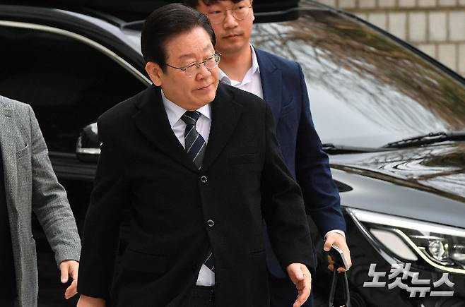 지난 대선 과정에서 고 김문기 전 성남도시개발공사 처장을 '모른다'고 허위 발언을 한 혐의로 재판에 넘겨진 이재명 더불어민주당 대표가 17일 오전 서울 서초구 서울중앙지방법원에서 열린 2차 공판에 출석하고 있다. 류영주 기자