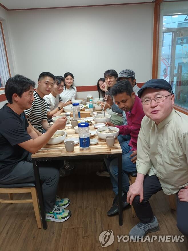 이주 노동자와 식사하는 김달성 목사 [본인 제공]
