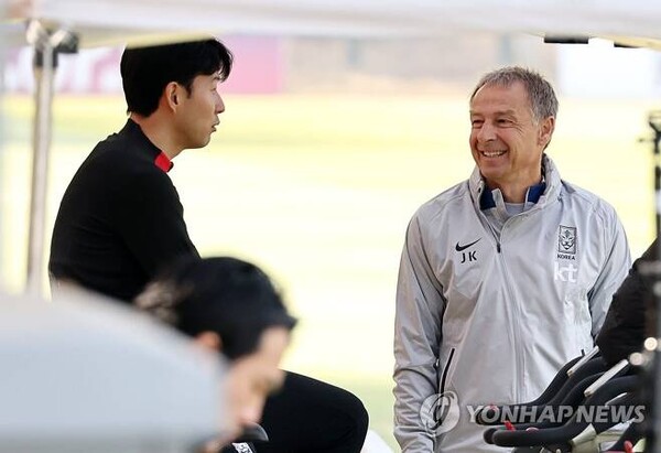 손흥민(왼쪽)과 위르겐 클린스만 한국 축구 국가대표팀 감독. ⓒ연합뉴스