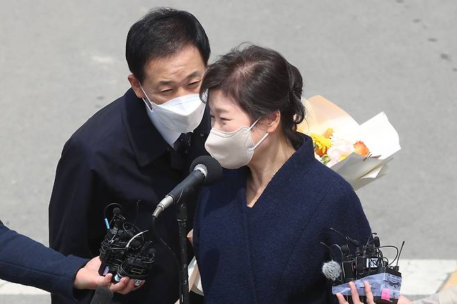 지난해 3월 24일 유영하(왼쪽) 변호사가 대구 달성군 유가읍 쌍계리 사저 앞에 도착한 박근혜 전 대통령과 이야기를 나누고 있다. /뉴스1