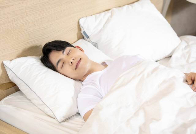 너무 낮은 베개를 사용하면 얼굴이 부을 수 있다./사진=클립아트코리아