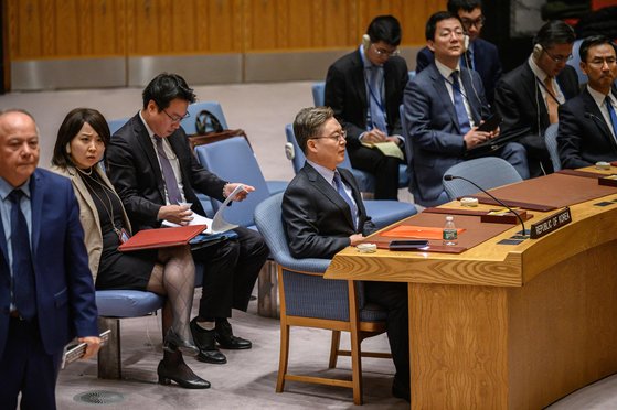 황준국 주유엔 대사(가운데)가 20일(현지시간) 미국 뉴욕 유엔본부에서 열린 북한의 ICBM 시험발사 관련 안전보장이사회 회의에 참석해 발언 순서를 기다리고 있다. [AFP=연합뉴스]