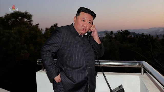 김정은 북한 국무위원장이 지난 16일 대륙간탄도미사일 화성-17형 발사를 전화로 승인하고 있다. 북한 조선중앙TV는 김 위원장의 승인과 발사 과정을 지난 17일 공개했다. 연합뉴스(조선중앙TV 화면)