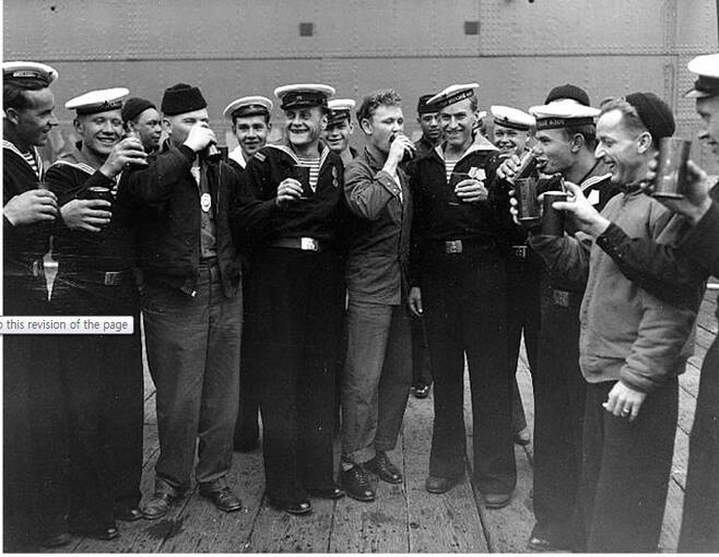▲ 1945년 8월15일 일본이 항복한 뒤 미국과 러시아 수병들이 알라스카에 만나 승전을 축하하는 맥주를 마시고 있다. 사진=위키미디어