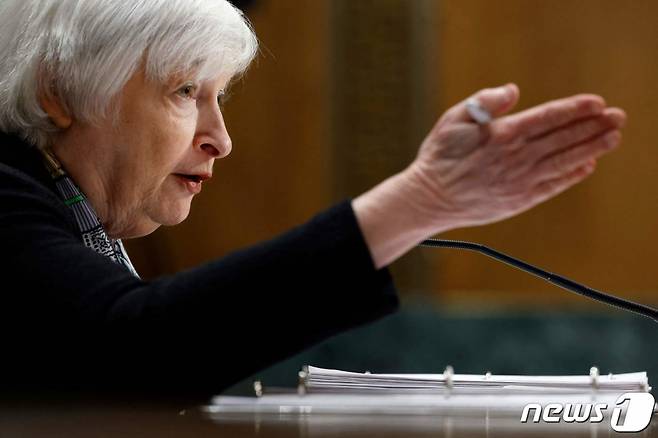 (워싱턴 AFP=뉴스1) 우동명 기자 = 재닛 옐런 미국 재무장관이 16일(현지시간) 워싱턴 의사당의 상원 금융위 청문회 에 출석해 SVB 붕괴 사태와 관련, 미국의 금융 시스템은 건재하다며 예금을 필요로 할 때 인출 가능하다는 것에 확신을 가져도 좋다고 밝히고 있다. ⓒ AFP=뉴스1 Copyright (C) 뉴스1. All rights reserved. 무단 전재 및 재배포 금지.