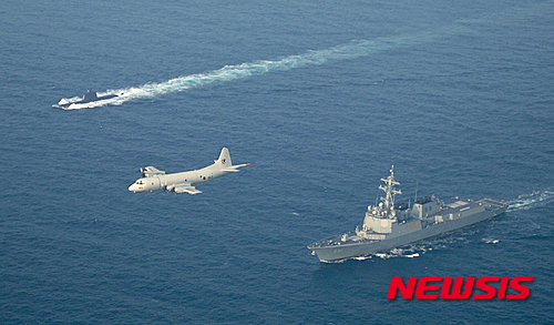 호주 해군 구축함과 잠수함, 대잠 초계기가 중국이 군사기지화를 진행하는  남중국해에서 항행의 자유 작전을 펼치고 있다.
