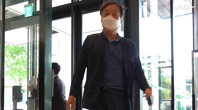 윤우진 전 용산세무장은 자신의 뇌물 사건 관련 2015년 검찰로부터 무혐의 처분을 받았지만 6년 만에 재수사가 이뤄져 2021년 구속기소됐다.