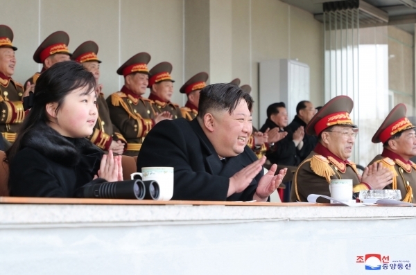 김정은 북한 국무위원장(앞줄 왼쪽에서 두번째)이 딸 김주애(앞줄 왼쪽)와 함께 스포츠 경기를 관람하고 있다. 조선중앙통신·연합뉴스