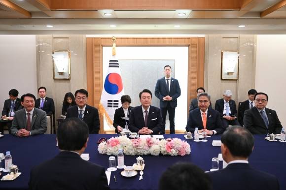 일한 친선단체 및 정계 지도자 접견하는 윤석열 대통령 - 1박2일 일정으로 일본을 방문한 윤석열 대통령이 17일 도쿄 한 호텔에서 일한 친선단체 및 일본 정계 지도자를 접견하고 있다. 2023.3.17 연합뉴스