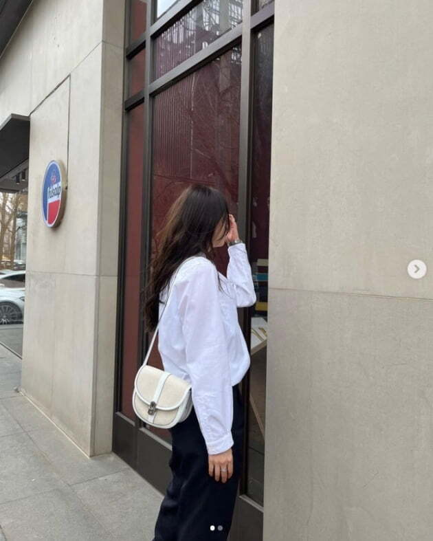 The actor Go Ah-ra told me what hes been up to.Go Ah-ra posted several photos to his account on Sunday.In the photo, Go Ah-ra wears a white shirt with slacks and shows a neat look that matches a mini bag.Meanwhile, Go Ah-ra recently signed a full-time deal with King Kong by Starship.