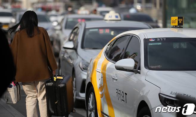 택시정류장에서 승객들이 택시를 이용하고 있다. 뉴스1/DB