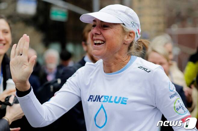'울트라 마라토너' 미나 굴리(Mina Guli·52)가 22일(현지시간) 2023 유엔 물 회의 개막을 앞두고 200번째 마라톤을 완주하면서 팬들과 인사하고 있다. ⓒ AFP=뉴스1 ⓒ News1 박재하 기자