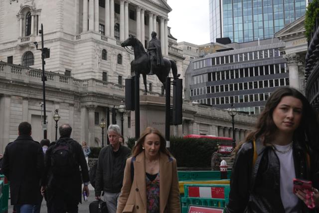 23일 영국 런던에 있는 영란은행(BOE) 앞을 지나가는 사람들. 이날 BOE는 기준금리를 0.25%포인트 인상한 연 4.25%로 결정했다. AP 연합뉴스