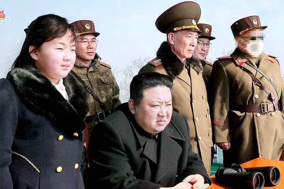 김정은 북한 국무위원장이 지난 19일 동창리 발사장에서 둘째 딸 주애(왼쪽)와 함께 미사일 발사를 지켜보고 있다. [뉴시스]
