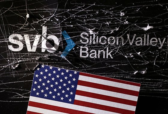 미국 상당수 벤처기업의 주거래 은행이었던 실리콘밸리은행(SVB) 파산에 이어 스위스 2위 은행인 크레디트스위스(CS)가 몰락하면서 국제 금융시장이 요동치고 있다. 사진은 SVB 로고. [로이터=연합뉴스]