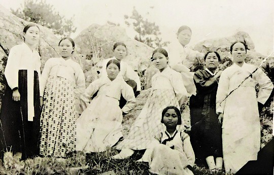 사진 출처: 남도역사연구원(윤형숙 열사, 오른쪽 두 번째)