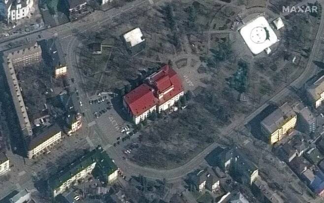 지난해 3월 러시아군의 공격으로 600명 이상이 사망한 것으로 추정되는 마리우폴 극장의 포격 전 모습을 찍은 위성 사진. 극장 앞에 러시아어로 어린이(Дети)를 뜻하는 글자가 쓰여 있다. 막사테크놀로지/AP연합뉴스