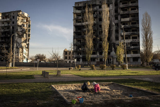 2022년 11월 9일 우크라이나 키이우지역 보로디안카시의 의 파손된 건물 앞에서 어린이들이 놀고 있다. 게티이미지