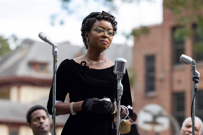 영화 <틸>의 메이미는 영화의 마지막 장면, 연단에 서서  “남부 흑인들에게 무슨 일이 생기면 그건 그냥 남의 일이려니 했다. 이젠 깨달았다. 세상 어떤 일도 방관해서는 안 되는 우리 모두의 일”이라고 말한다.  유니버설 픽쳐스 제공.