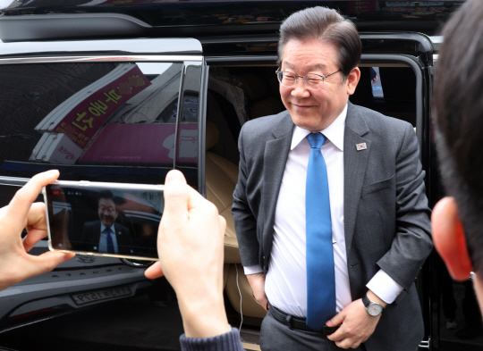 이재명 더불어민주당 대표가 23일 서울 성북구 장위2동 주민센터에서 열리는 지역사랑상품권법 관련 간담회 참석을 위해 차에서 내리고 있다. 공동취재사진
