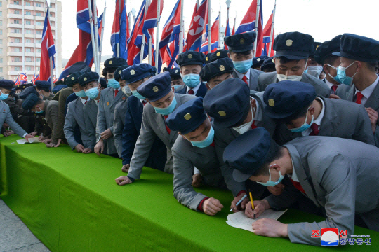 북한 조선중앙통신은 지난 20일 “전국적으로 인민군대입대, 복대를 열렬히 탄원한 청년들의 수는 19일 현재 140만여 명에 달하고 있다”고 보도했다. 연합뉴스·조선중앙통신