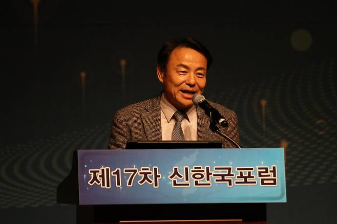 22일 서울 용산구 백범 김구 기념관에서 열린 제17차 신한국포럼에서 이현영 회장이 환영사를 하고 있다.